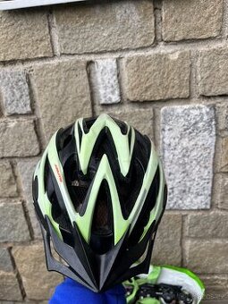 Cyklistické helmy - různé velikosti a motivy