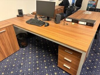 Kancelářský nábytek -  stoly, kontejnery, skříňky