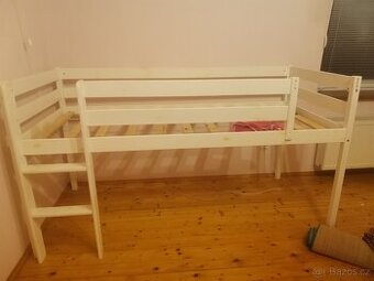 Postel se skluzavkou