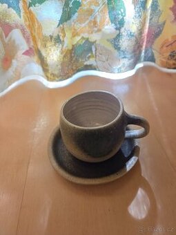 Keramický hrnek s podšálkem