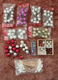 Skleněné a plastové vánoční ozdoby