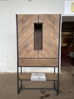 Vitrína / skříň FRESNO – industriální elegance