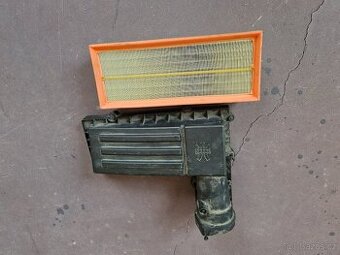 Passat B7 horní část filtr boxu, spodní část výztuhy