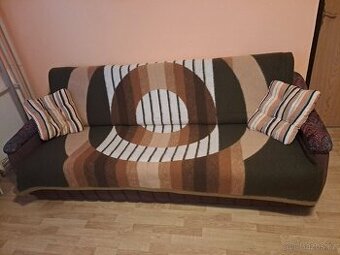 Gauč, lednice, šatní skříň, stůl, stolky, vše ZA ODVOZ