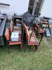 Kovové židle s červeným a hnědým polstrováním