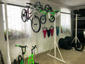 závěsný stojan na kola