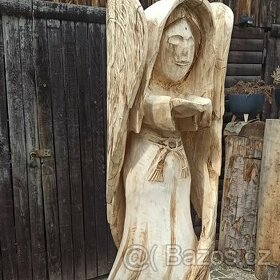 anděl motorovou pilou