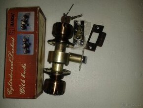 ZAMKY S KLIKOU DO DVEŘÍ