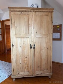 Šatní skříň antik