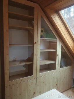 prosklená knihovna 230výška,70šířka,40hloubka