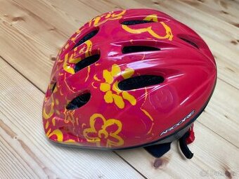 dětská helma červená se žlutými kytkami