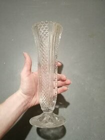 Broušená skleněná váza s širším podstavcem