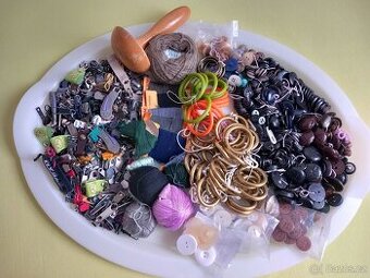 Knoflíky, hříbek +látačky, kroužky na záclony, jezdci k zipu