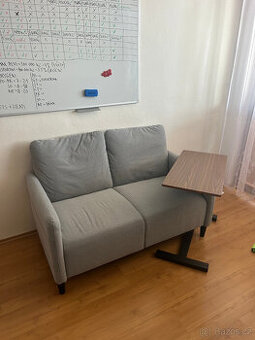 dvou křeslo se stolkem