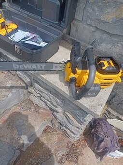 Aku pila DeWALT.