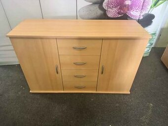 Pěkná komoda se šuplíky v dekor Buk