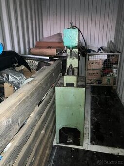 nýtovací stroj, automatický