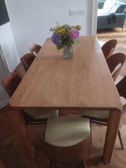 Jídelní stůl