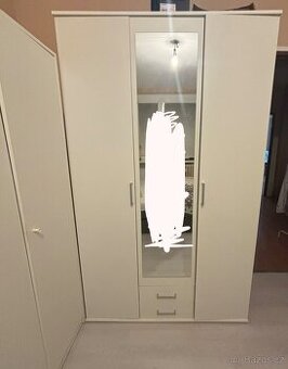 Skříň se zrcadlem