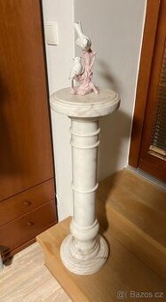 Mramorový sloup/ podstavec.