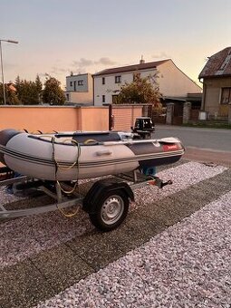 Motorový nafukovací člun