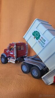 Bruder MACK popelářské auto – zadní nakládání (02810)
