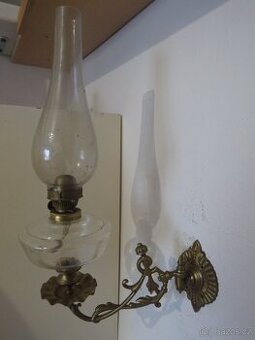 pěkná funkční nástěnná petrolejová lampa