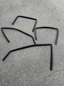 Těsněni okolo oken 4ks.