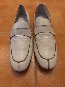 Bílé kožené italské mokasíny