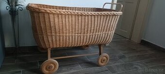 Retro pojízdná proutěná postýlka