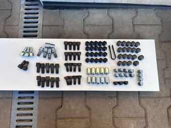 Autošrouby a krytky různě