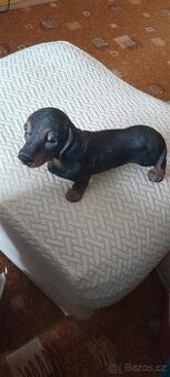 keramická soška jezevčíka