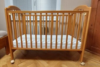 Prodám dětskou postýlku s matrací na kolečkách