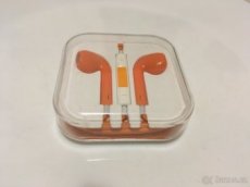 Oranžová sluchátka v Apple designu