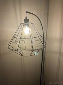 designová stojací lampa