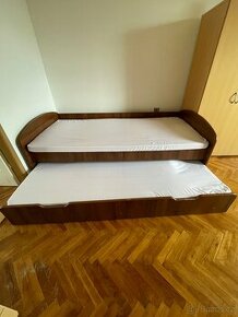 postel s výsuvným lůžkem