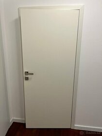 Dveře interiérové 80cm. S vnitřním kováním. Plné