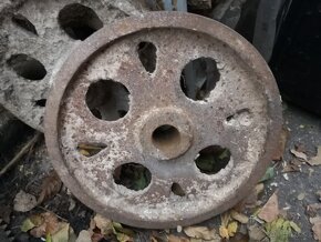 2 litinová kola pro rudík, stabilní motor, důlní vozík aj.