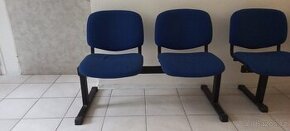 Prodáme polstrované čekárenské modré lavice - 1