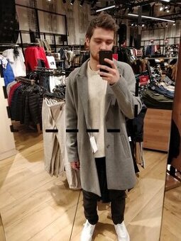 Pánský šedý kabát Bershka (velikost L) – nový