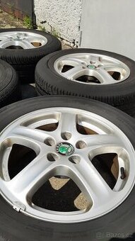 Pěkná alu kola R15 originál škoda 5x100