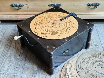 Starožitný hrací stroj, flašinet Ariston, 1890 - 1900