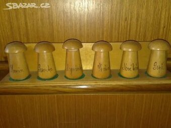 KOŘENKY dřevěné - sada 6 ks. v závěsné poličce.