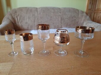 SILNĚ ZLACENÉ SKLENKY NA VÍNO - 5 SAD