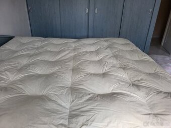 PÉŘOVÁ PŘIKRÝVKA