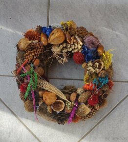 Dekorativní věneček na dveře