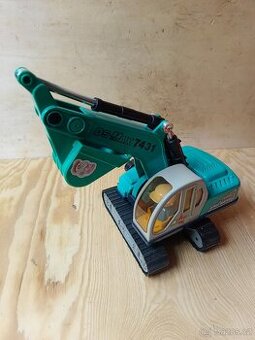 hračky bagr a sanitka kapsar letadla pytel na plysaky