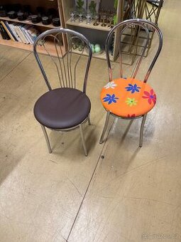 Nové kovové židle