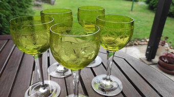 Prodám krásnou starou soupravu broušených skleniček