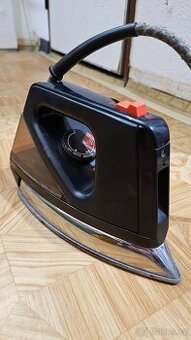 Retro napařovací žehlička